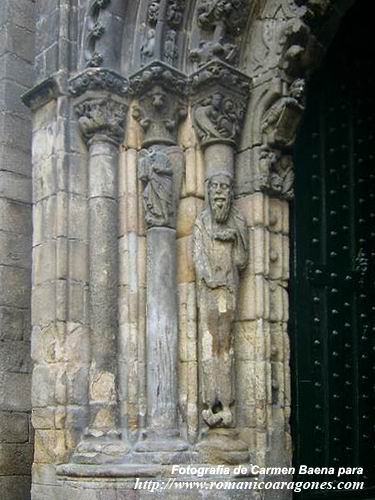 DETALLE DE LAS COLUMNAS ESTATUA. PUERTA NORTE